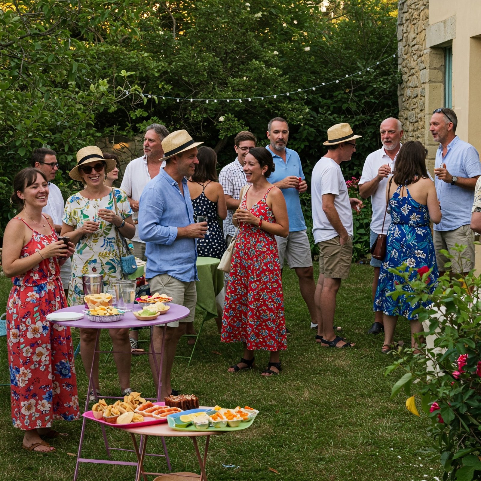 Des personnes entrain de faire une garden-party